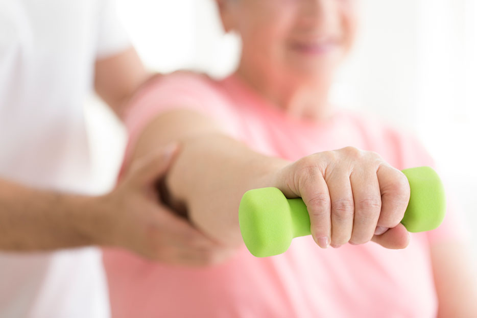 Mujer recibe tratamiento para el dolor articular