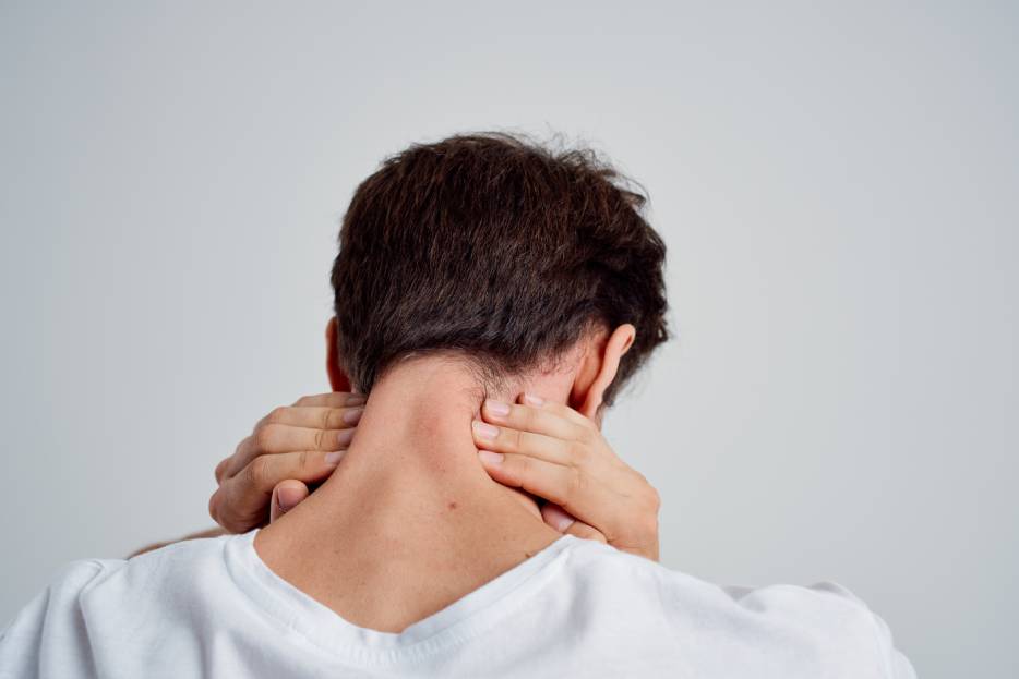 hombre con dolor en el cuello