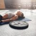 mujer descansando en el gym