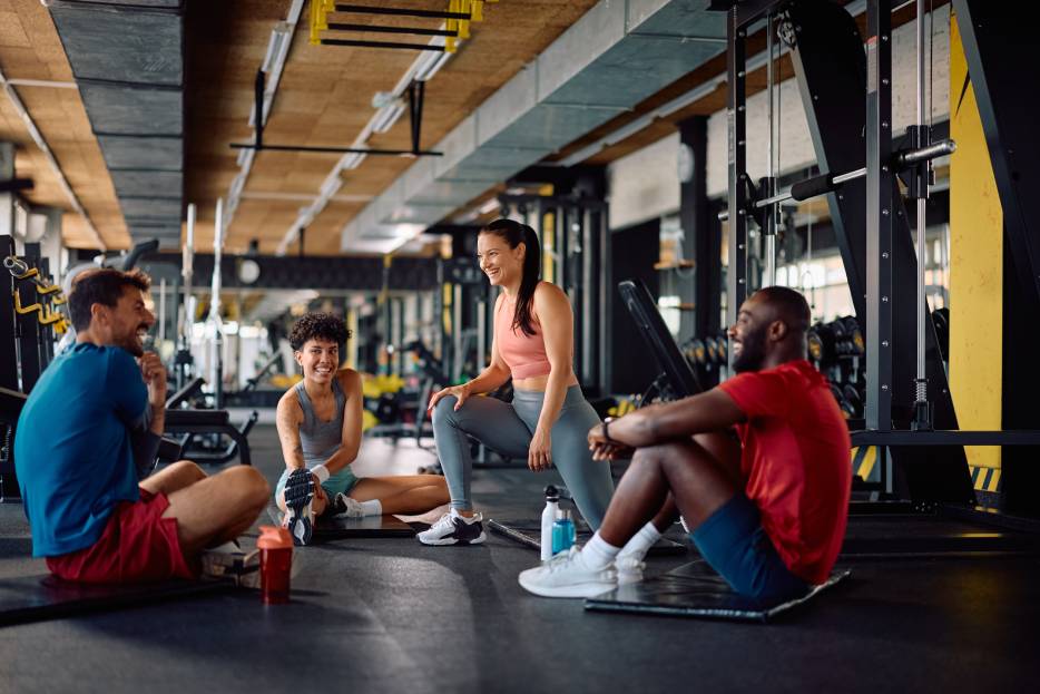 grupo de personas recuperándose de ejercicios en el gym