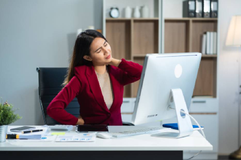 persona con mala postura en oficina