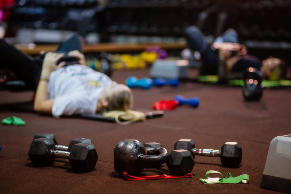 personas en el gimnasio ejercitándose