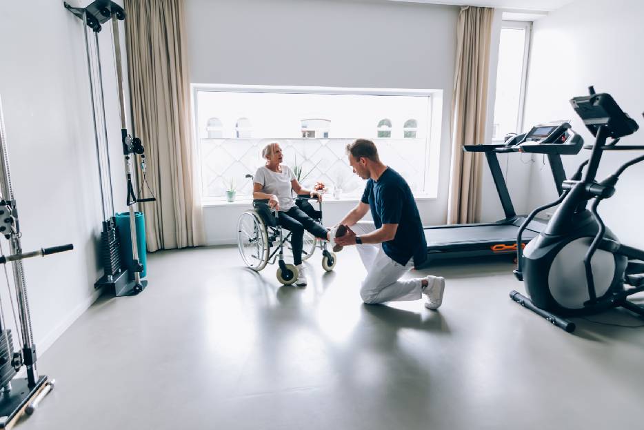 La fisioterapia estimula la neuroplasticidad y mejora el descanso, claves para una recuperación integral y un mayor bienestar mental.